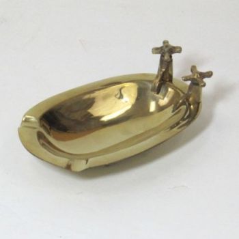 BR25141 - Solid brass ash tray with two faucets and four legs