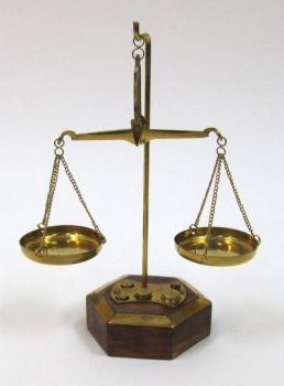 BR40942 - Brass Scale, Wooden Base Six Side, 20 grams