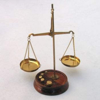 BR4094A - Scale Wooden Stand, 20 gm Weights