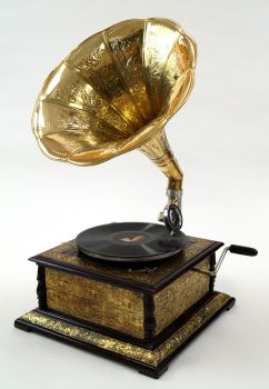 BR8020A - Gramophone With Brass Etching Square